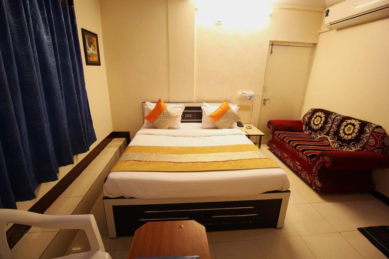 Oyo Hotel Blue Diamond Amhedabad Dış mekan fotoğraf