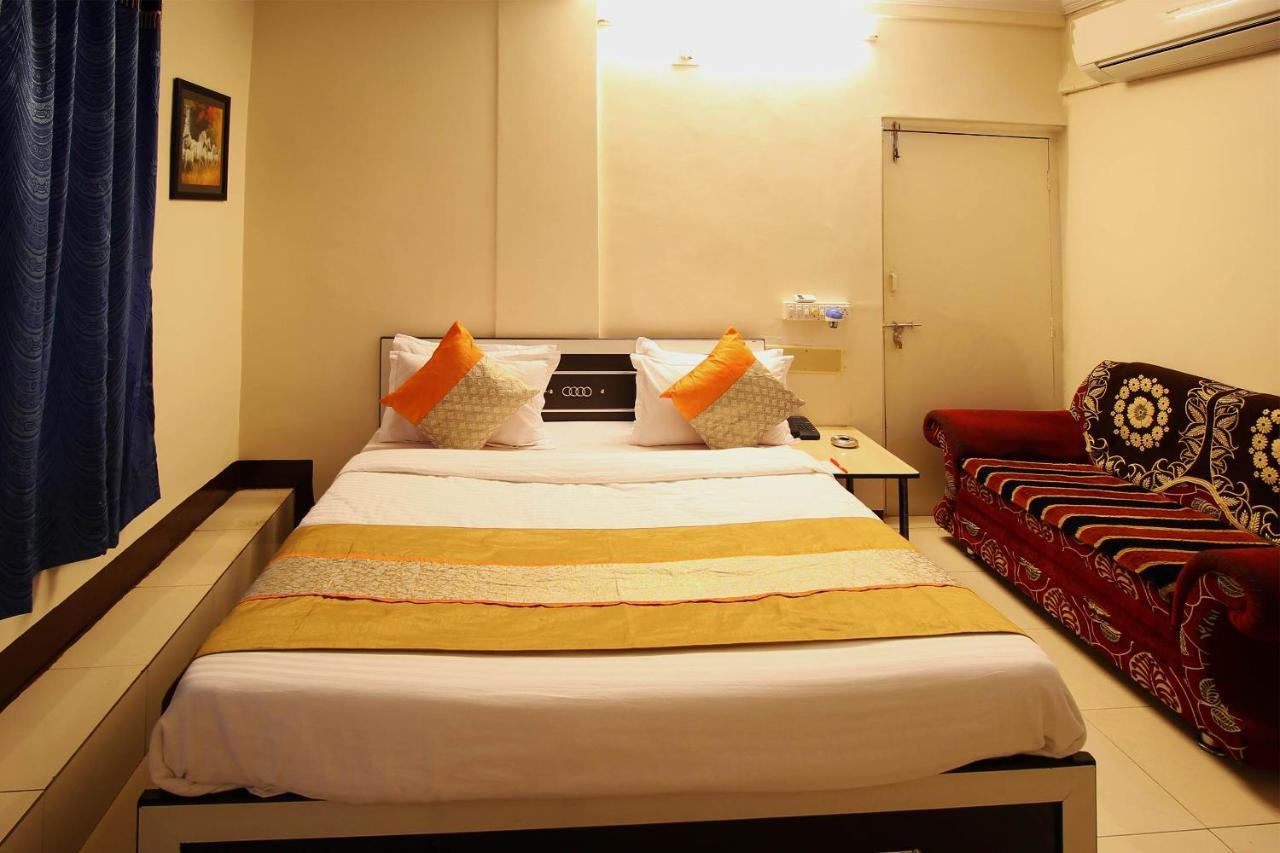Oyo Hotel Blue Diamond Amhedabad Dış mekan fotoğraf